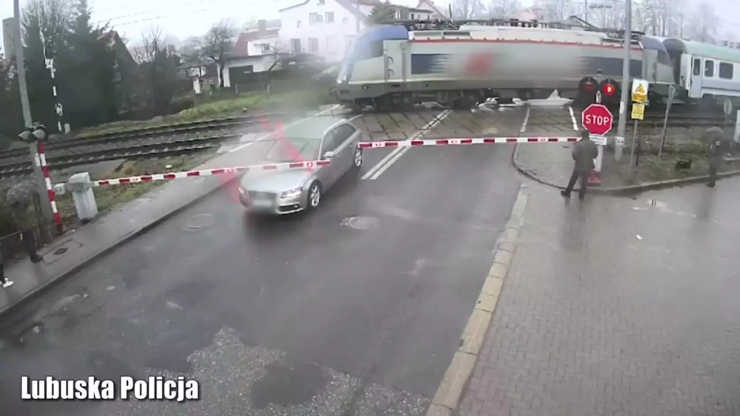 Niebezpieczna sytuacja na przejeździe kolejowym